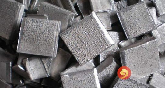 5月期鎳連續(xù)第三個月下跌，周四觸及去年6月來最低水準每噸8,810美元，今年迄今下跌12%，是跌幅最大的主要基本金屬。